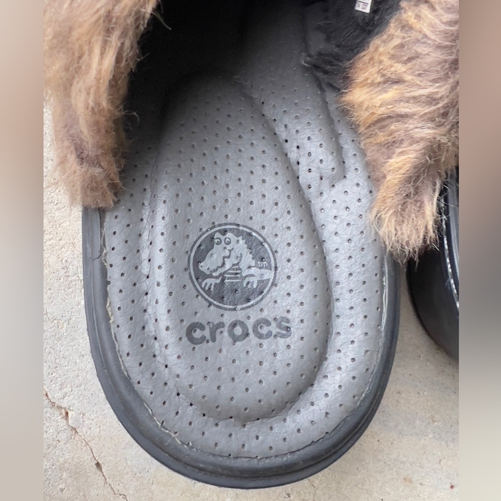 CROCS 16288 Cobbler Fuzz Faux Fur Lined Clogs Mules Dark Brown Womens Sz… - Picture 6 of 11